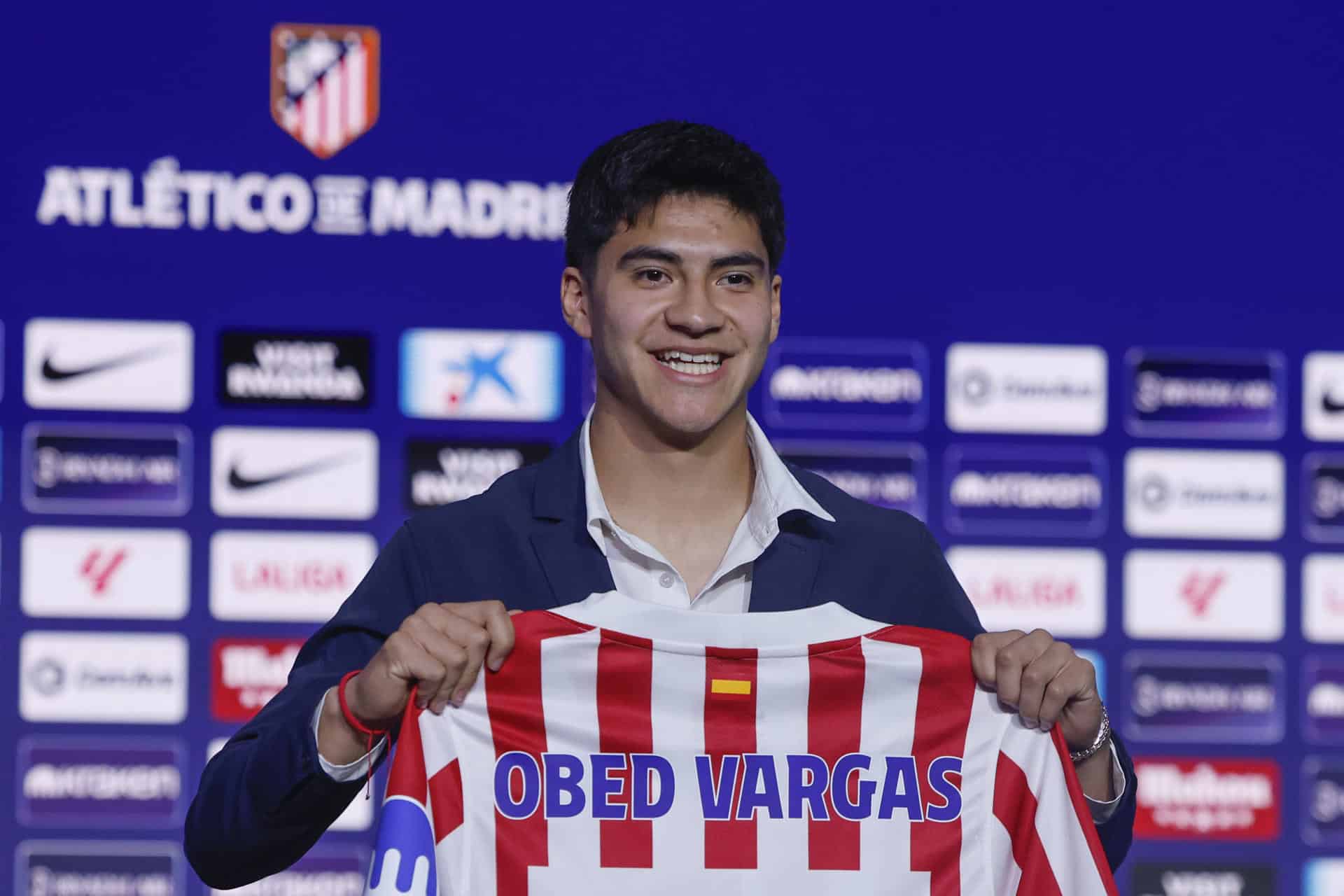 El centrocampista mexicano Obed Vargas durante su presentación como nuevo jugador del Atlético de Madrid, este miércoles en el Estadio Metropolitano de Madrid. EFE/ Sergio Perez