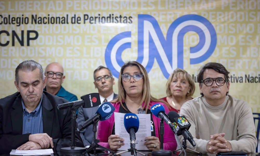 La secretaria general del Colegio Nacional de Periodistas (CNP), Delvalle Canelón (c), habla junto al secretario general del Sindicato Nacional de Trabajadores de la Prensa (SNTP), Marco Ruiz (d), durante una rueda de prensa este miércoles, en Caracas (Venezuela). EFE/ Ronald Peña R