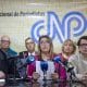 La secretaria general del Colegio Nacional de Periodistas (CNP), Delvalle Canelón (c), habla junto al secretario general del Sindicato Nacional de Trabajadores de la Prensa (SNTP), Marco Ruiz (d), durante una rueda de prensa este miércoles, en Caracas (Venezuela). EFE/ Ronald Peña R