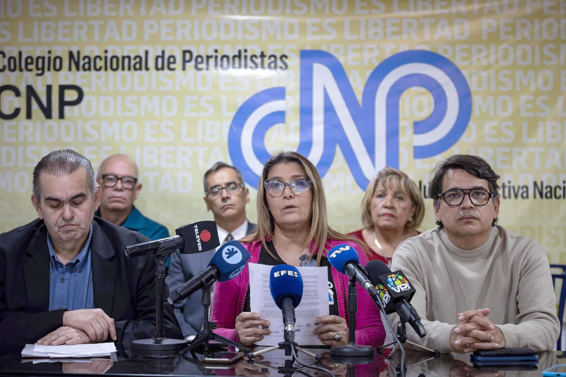 La secretaria general del Colegio Nacional de Periodistas (CNP), Delvalle Canelón (c), habla junto al secretario general del Sindicato Nacional de Trabajadores de la Prensa (SNTP), Marco Ruiz (d), durante una rueda de prensa este miércoles, en Caracas (Venezuela). EFE/ Ronald Peña R