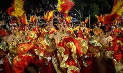 Artistas participan en el Desfile de Llamadas del Carnaval 2026 este viernes, en Montevideo (Uruguay). EFE/ Gastón Britos