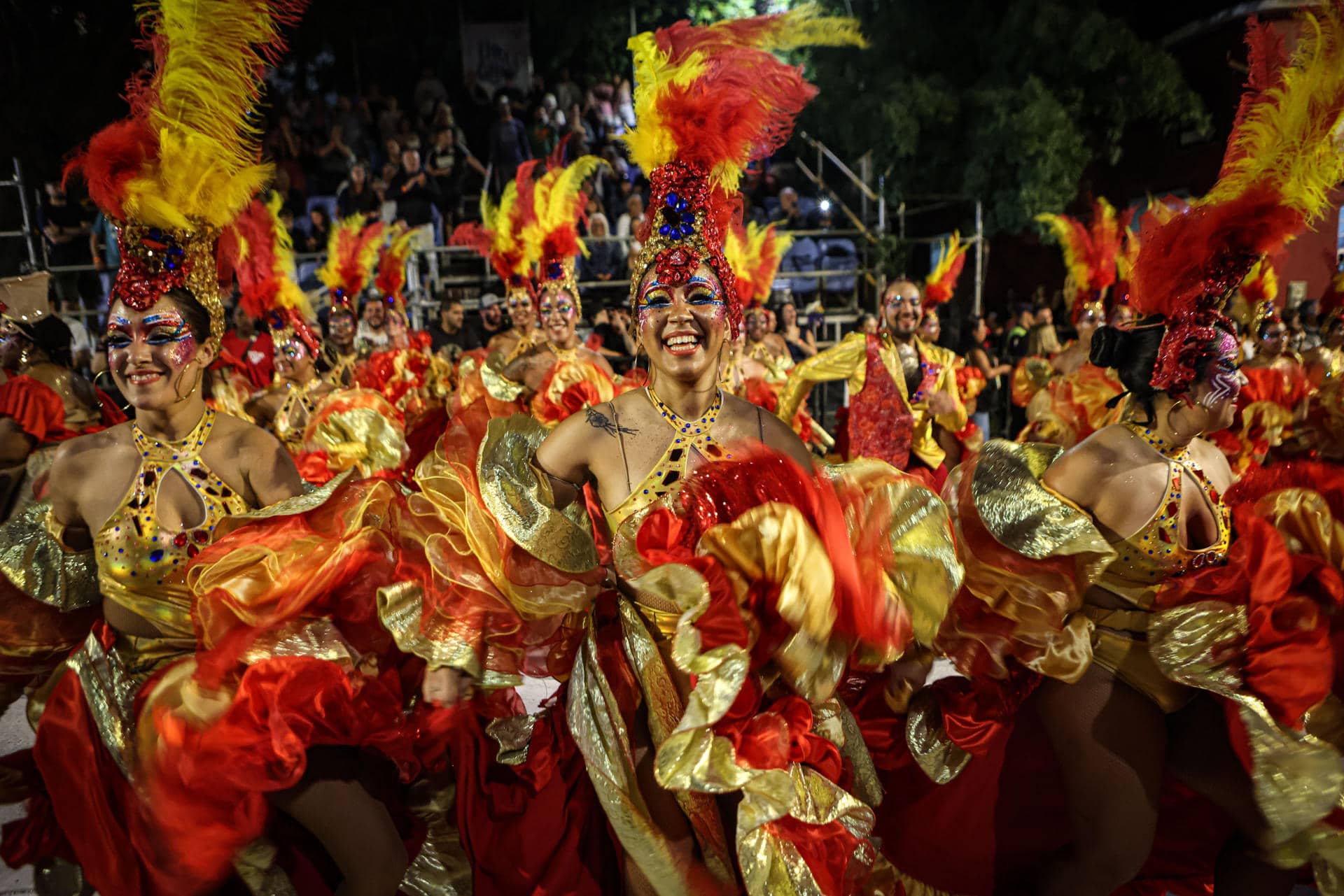 Artistas participan en el Desfile de Llamadas del Carnaval 2026 este viernes, en Montevideo (Uruguay). EFE/ Gastón Britos