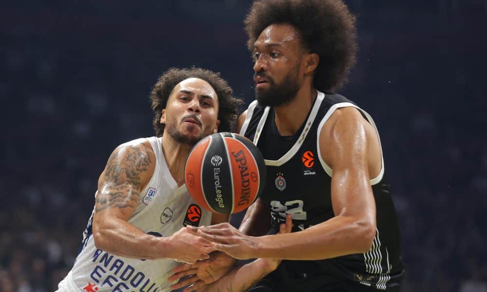 Jabari Parker (d) pugna por el balón con ' Shane Larkin (i), durante un partido de la Euroliga entre el Partizan y el Anadolu Efes. EFE/EPA/ANDREJ CUKIC