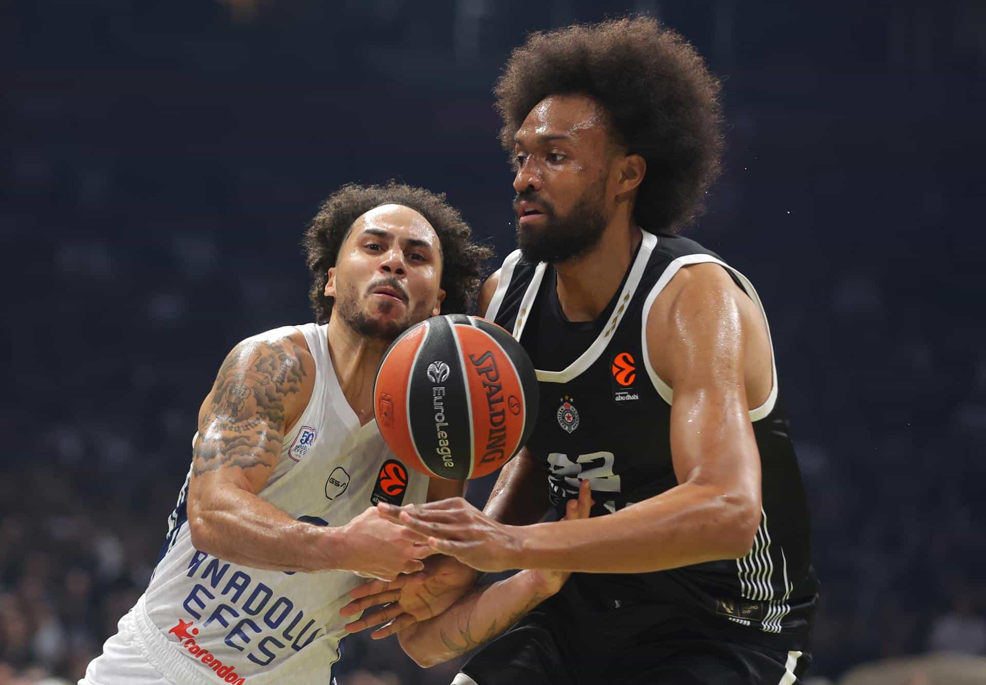 Jabari Parker (d) pugna por el balón con ' Shane Larkin (i), durante un partido de la Euroliga entre el Partizan y el Anadolu Efes. EFE/EPA/ANDREJ CUKIC