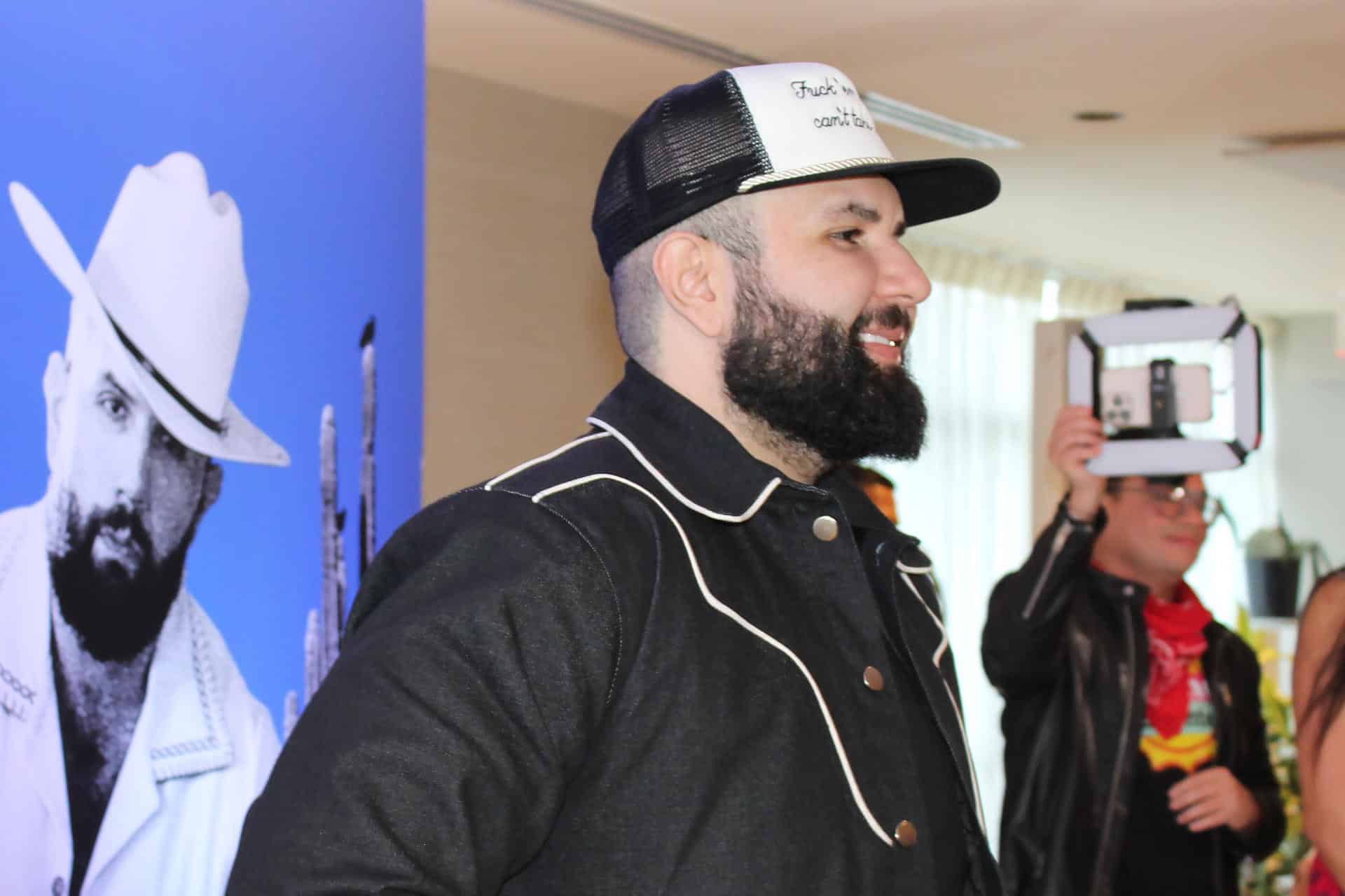 El cantautor mexicano Carín León habla durante una entrevista con EFE este martes, en Miami Florida (EE.UU.). EFE/ Pedro Pablo Cortés