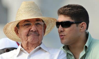 Foto del 1 de mayo de 2009 que muestra al entonces presidente de Cuba, Raúl Castro (i), con su nieto y escolta Raúl (d), en la Plaza de la Revolución de La Habana. EFE/Alejandro Ernesto