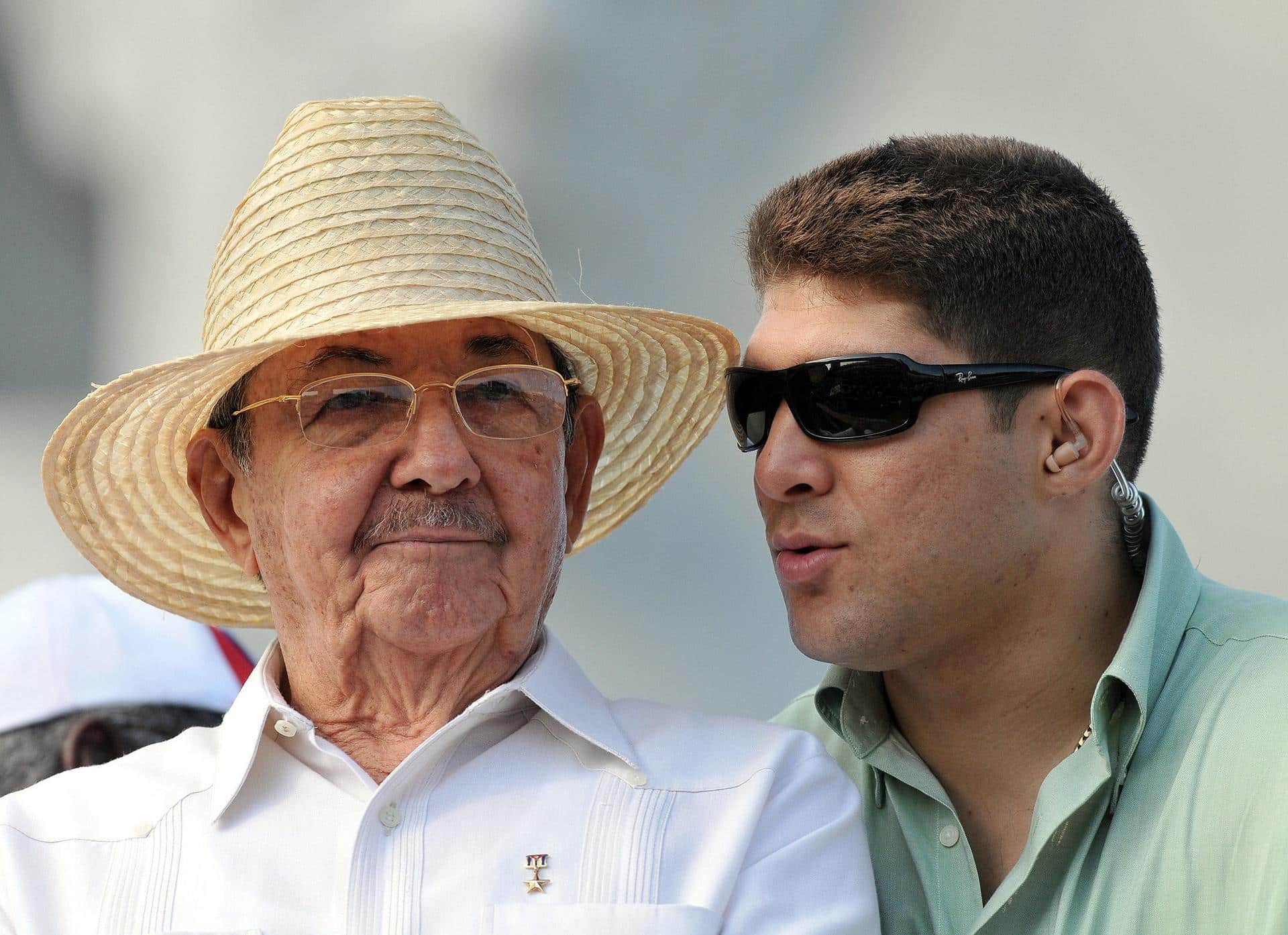Foto del 1 de mayo de 2009 que muestra al entonces presidente de Cuba, Raúl Castro (i), con su nieto y escolta Raúl (d), en la Plaza de la Revolución de La Habana. EFE/Alejandro Ernesto