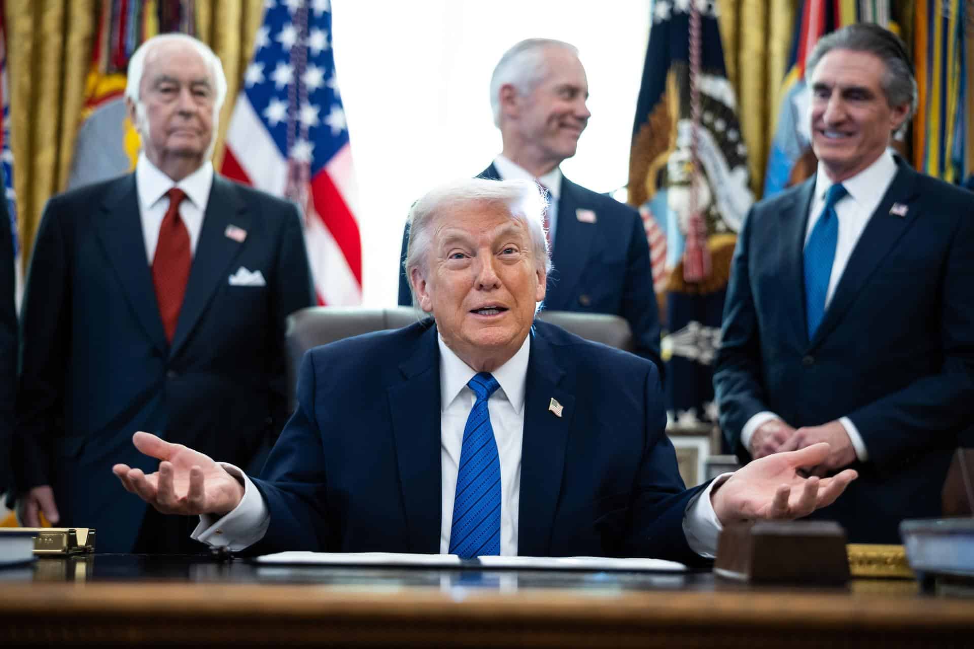 El presidente de los Estados Unidos, Donald Trump, reacciona durante la firma de algunas ordenes ejecutivas el 30 de enero de 2026, en el Despacho Oval de la Casa Blanca en, Washington (Estados Unidos). EFE/EPA/ Francis Chung / Pool