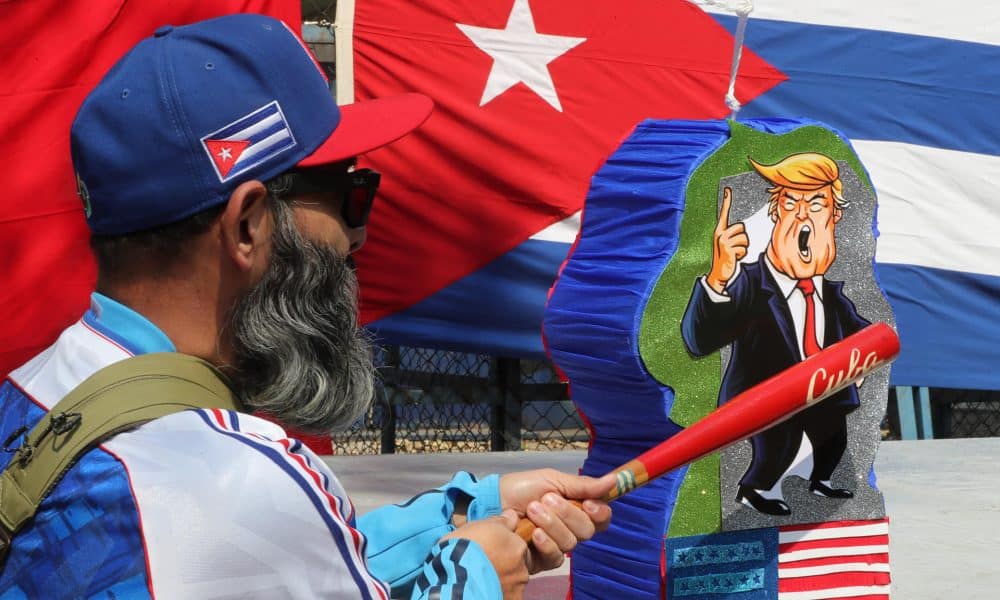 Un hombre golpea una piñata con la imagen de Donald Trump en una manifestación frente a la antigua sede de la Embajada de Estados Unidos este domingo, en Ciudad de México (México). EFE/ Mario Guzmán