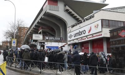 Fotografía de Kiko Huesca, en la que puede verse en una imagen de archivo del pasado 7 de febrero a aficionados a las puertas del Estadio de Vallecas de Madrid antes de la suspensión del encuentro previsto para esa fecha entre el Rayo Vallecano y el Oviedo. EFE