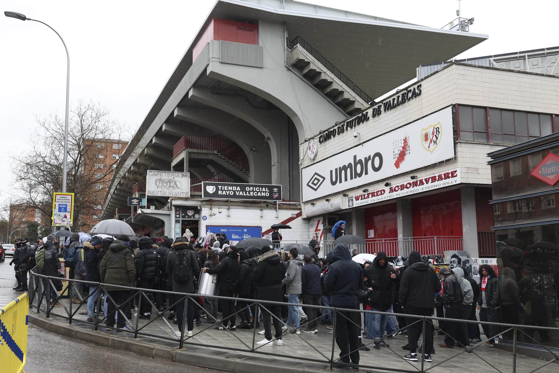 Fotografía de Kiko Huesca, en la que puede verse en una imagen de archivo del pasado 7 de febrero a aficionados a las puertas del Estadio de Vallecas de Madrid antes de la suspensión del encuentro previsto para esa fecha entre el Rayo Vallecano y el Oviedo. EFE
