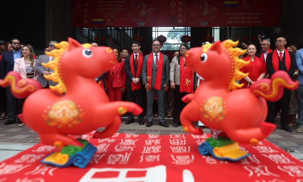 El embajador de China en Venezuela, Lan Hu (c-i); y el canciller de Venezuela, Yvan Gil (c-d) participan este martes, en la celebración del Año Nuevo lunar, representado este año por el Caballo de Fuego, en Caracas (Venezuela). EFE/ Miguel Gutiérrez