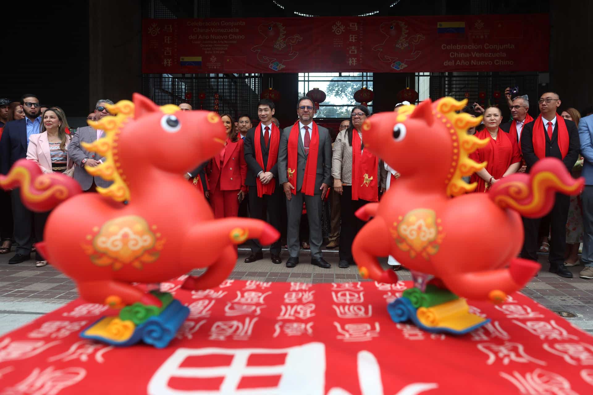 El embajador de China en Venezuela, Lan Hu (c-i); y el canciller de Venezuela, Yvan Gil (c-d) participan este martes, en la celebración del Año Nuevo lunar, representado este año por el Caballo de Fuego, en Caracas (Venezuela). EFE/ Miguel Gutiérrez