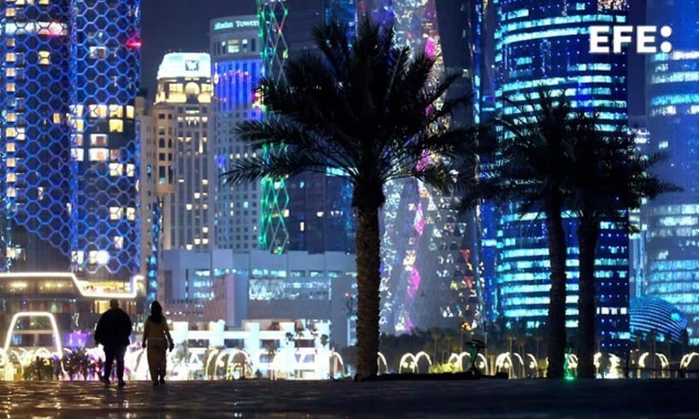 Una pareja pasea por Doha, Qatar. EFE/EPA/HANNIBAL HANSCHKE