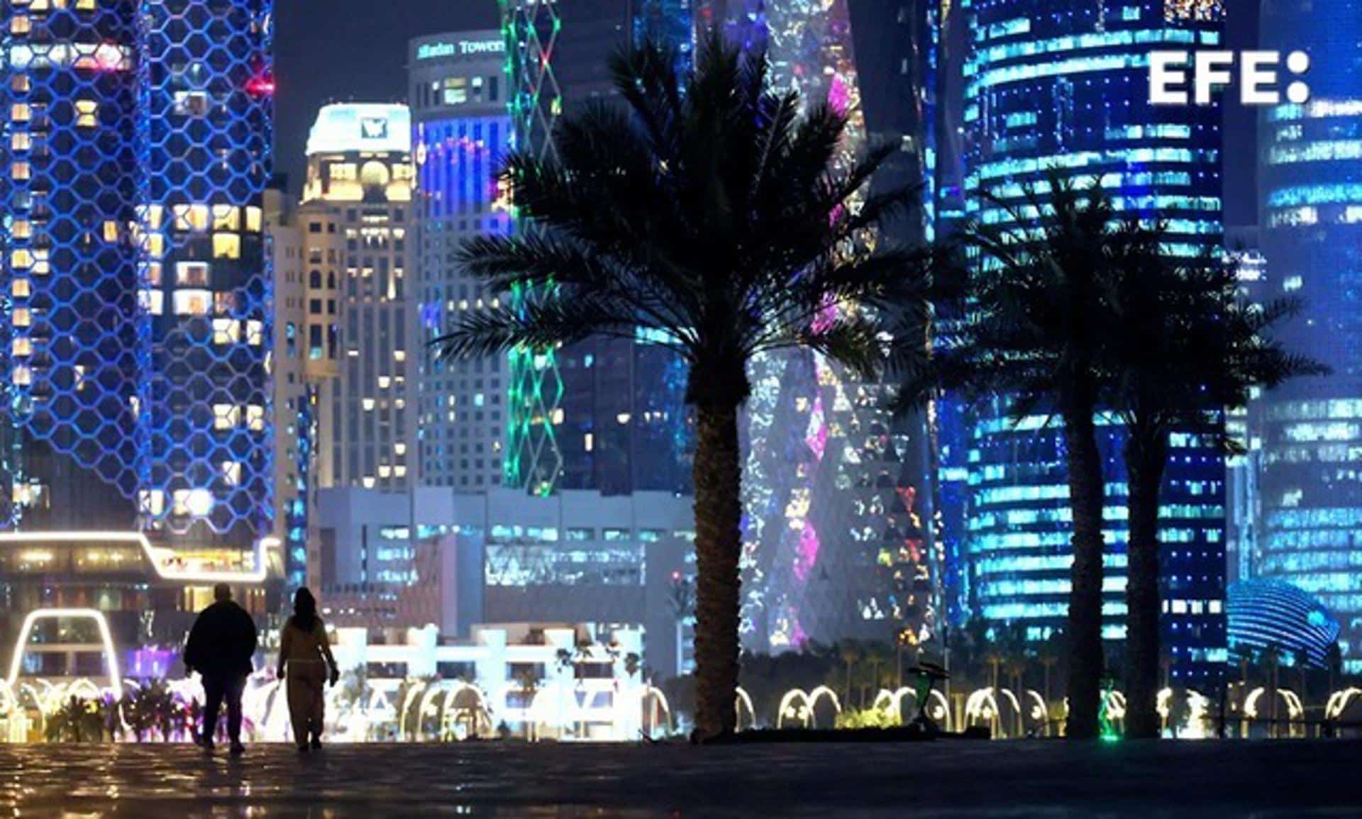 Una pareja pasea por Doha, Qatar. EFE/EPA/HANNIBAL HANSCHKE
