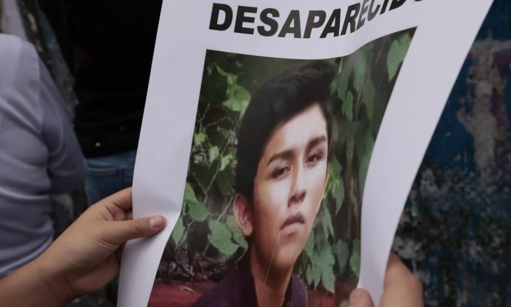 Una personas sostiene una fotografía de una persona desaparecida en Ciudad de México (México). Imagen de archivo. EFE/José Méndez