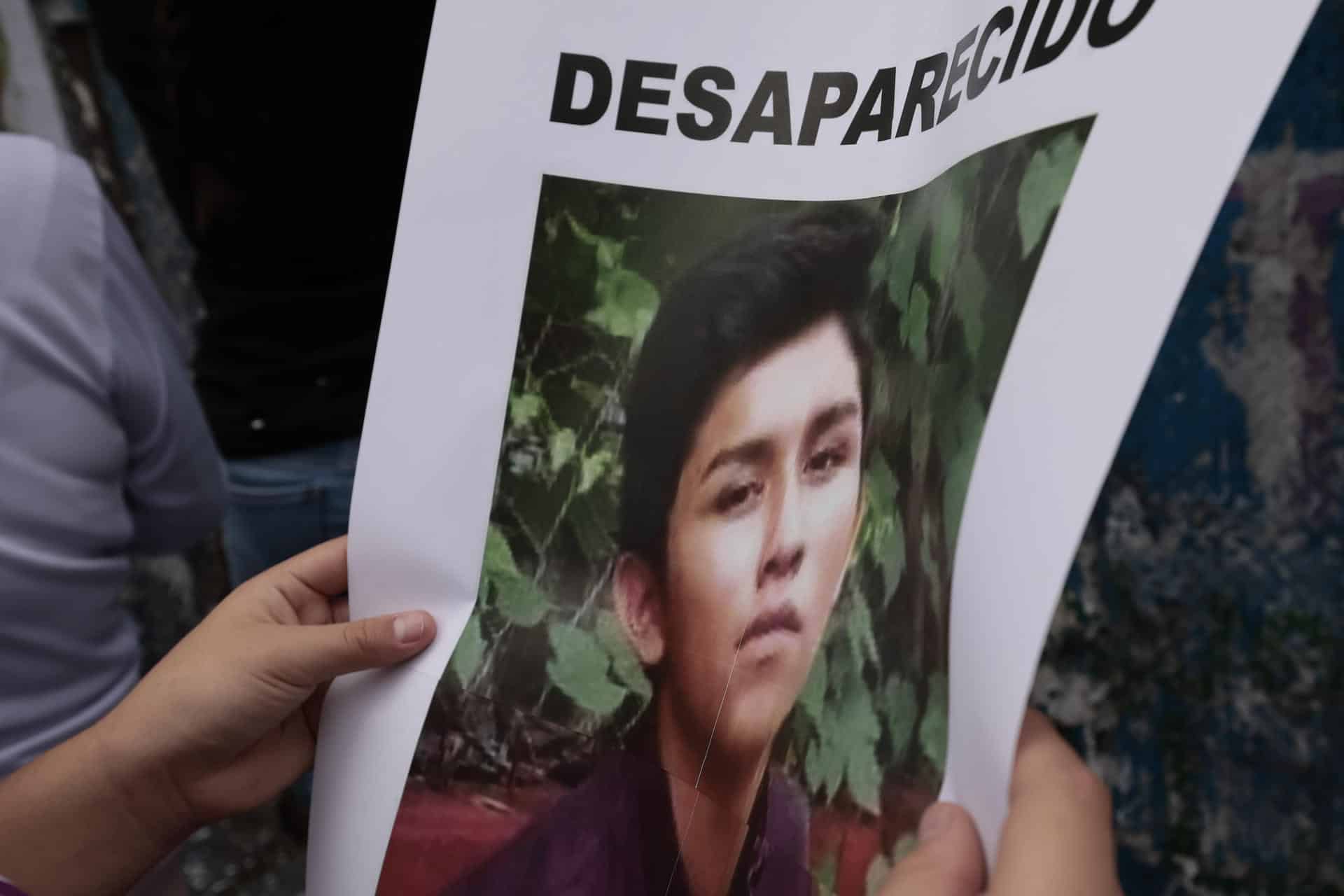 Una personas sostiene una fotografía de una persona desaparecida en Ciudad de México (México). Imagen de archivo. EFE/José Méndez