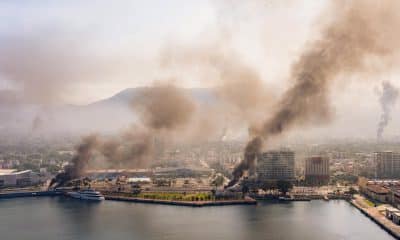 Fotografía aérea donde se ven columnas de humo tras reacciones violentas por el abatimiento de Nemesio Rubén Oseguera Cervantes, alias El Mencho, líder del Cártel Jalisco Nueva Generación (CJNG) este domingo, en Puerto Vallarta (México). EFE/ Gerardo Santillán