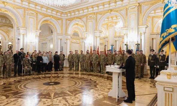 KIEV (Ucrania), 24/02/2026.- El presidente de Ucrania, Volodymyr Zelenski, entregó condecoraciones estatales a los rescatistas del Servicio Estatal de Emergencias de Ucrania este martes, cuando se cumplen cuatro años de la guerra. EFE/Servicios de Emergencias de Ucrania  - SOLO USO EDITORIAL/SOLO DISPONIBLE PARA ILUSTRAR LA NOTICIA QUE ACOMPAÑA (CRÉDITO OBLIGATORIO) -
