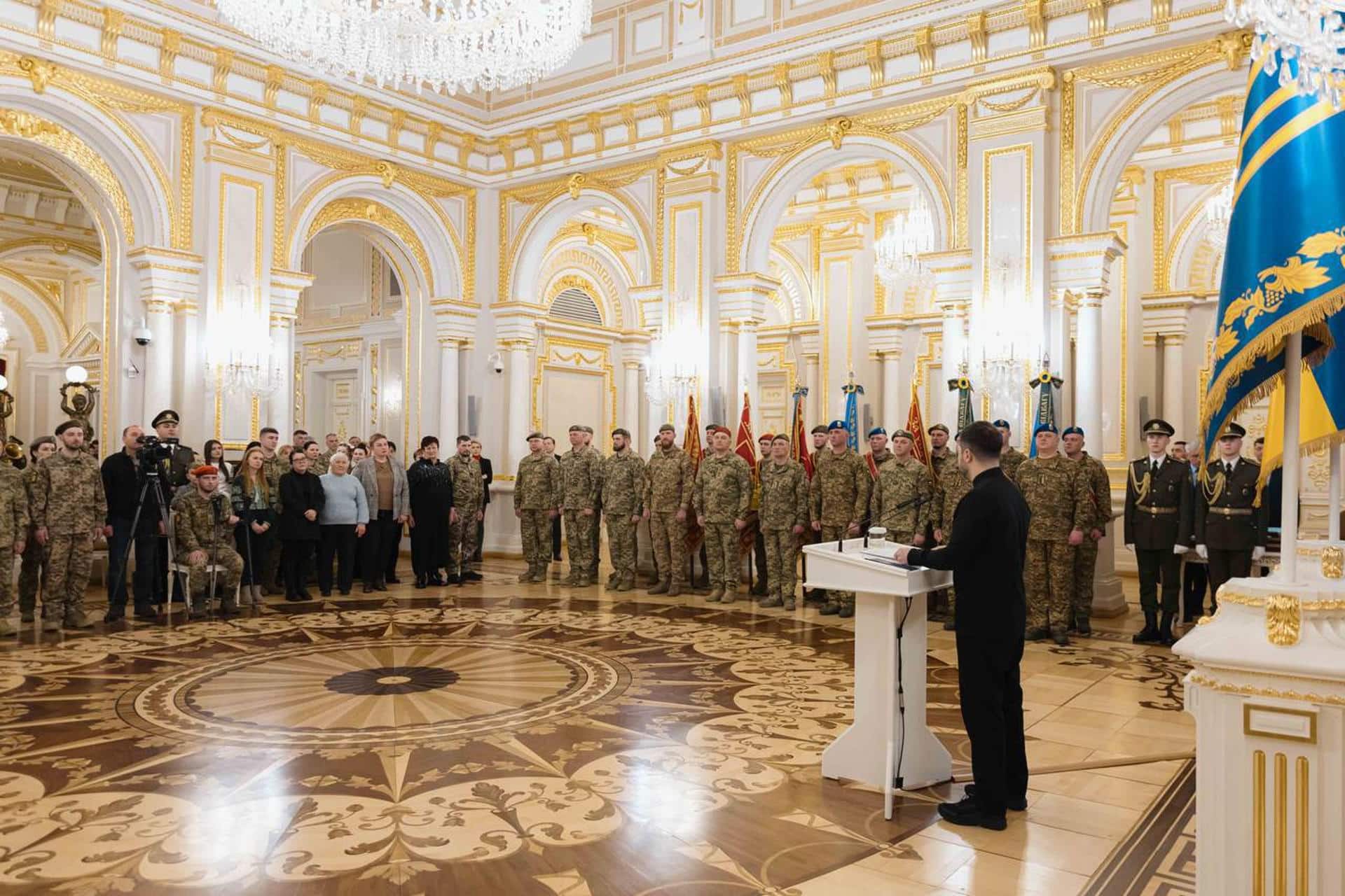KIEV (Ucrania), 24/02/2026.- El presidente de Ucrania, Volodymyr Zelenski, entregó condecoraciones estatales a los rescatistas del Servicio Estatal de Emergencias de Ucrania este martes, cuando se cumplen cuatro años de la guerra. EFE/Servicios de Emergencias de Ucrania  - SOLO USO EDITORIAL/SOLO DISPONIBLE PARA ILUSTRAR LA NOTICIA QUE ACOMPAÑA (CRÉDITO OBLIGATORIO) -