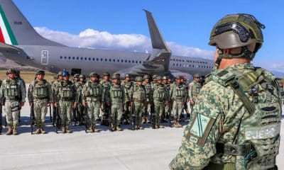 Fotografía cedida por la Secretaría de la Defensa de México de integrantes del ejército Mexicano durante su traslado al estado de Sinaloa (México). EFE/ Secretaría de la Defensa /SOLO USO EDITORIAL/ NO VENTAS/ SOLO DISPONIBLE PARA ILUSTRAR LA NOTICIA QUE ACOMPAÑA (CRÉDITO OBLIGATORIO) MÁXIMA CALIDAD DISPONIBLE