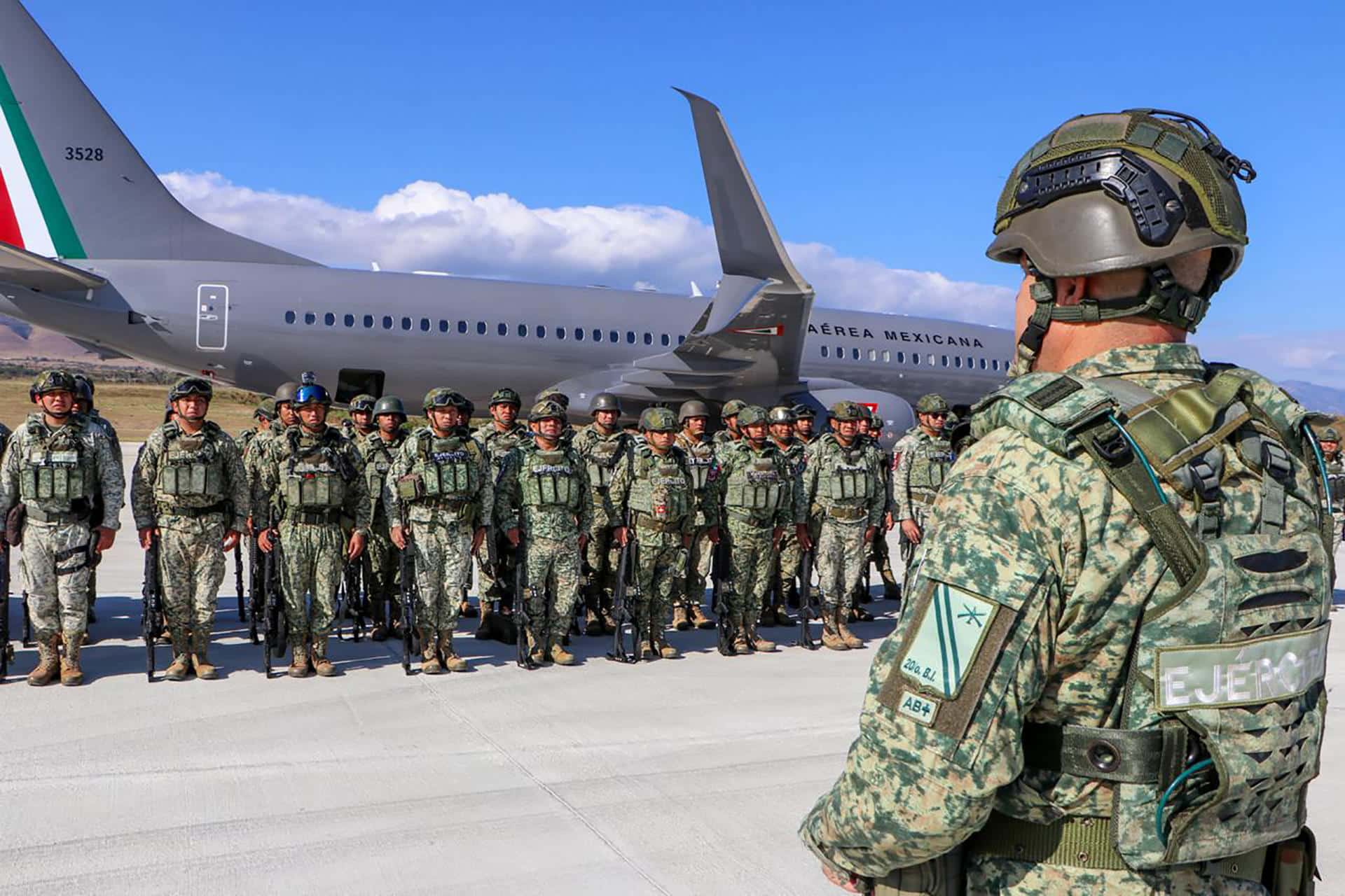 Fotografía cedida por la Secretaría de la Defensa de México de integrantes del ejército Mexicano durante su traslado al estado de Sinaloa (México). EFE/ Secretaría de la Defensa /SOLO USO EDITORIAL/ NO VENTAS/ SOLO DISPONIBLE PARA ILUSTRAR LA NOTICIA QUE ACOMPAÑA (CRÉDITO OBLIGATORIO) MÁXIMA CALIDAD DISPONIBLE