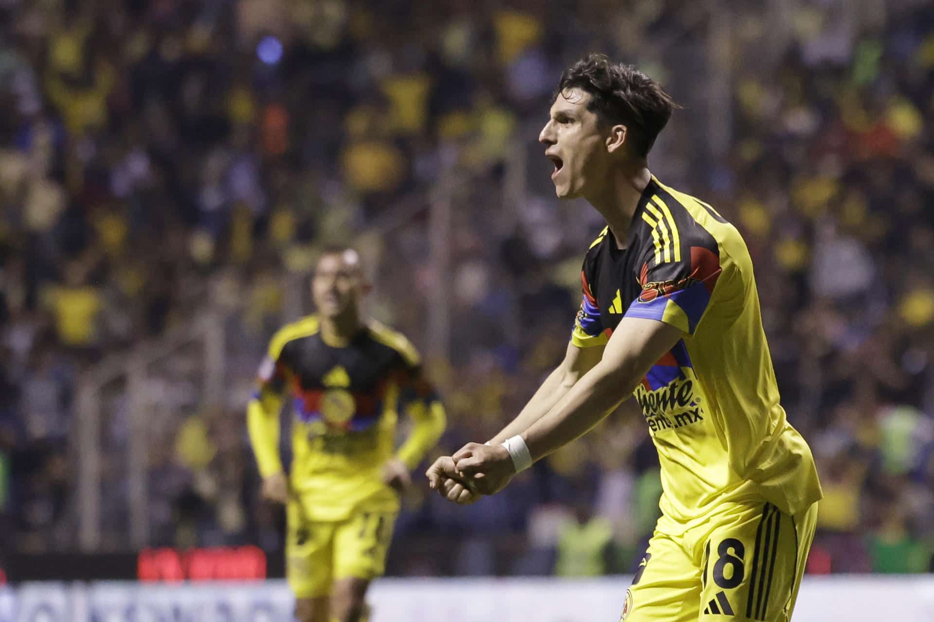 Aarón Mejía, de América, celebra un gol este viernes en un partido de la Liga MX ante Puebla en el estadio Cuauhtémoc. EFE/ Hilda Ríos