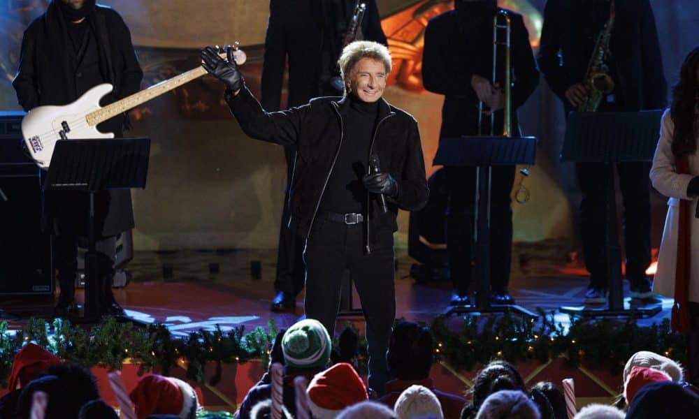 El cantante estadounidense Barry Manilow, el 29 de noviembre de 2023 durante una actuación en Nueva York. EFE/EPA/SARAH YENESEL