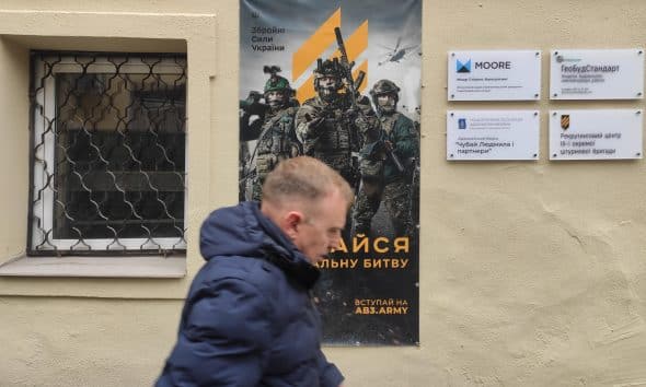 -Pancartas en el centro de Leópolis anunciando el servicio militar en el ejército ucraniano. Ucrania prepara nuevos pasos para reducir la escasez de soldados, ofreciendo mayor previsibilidad y motivación a los posibles reclutas, al tiempo que aborda los problemas causados por el creciente número de efectivos que abandonan las unidades sin autorización.-EFE/ Rostyslav Averchuk