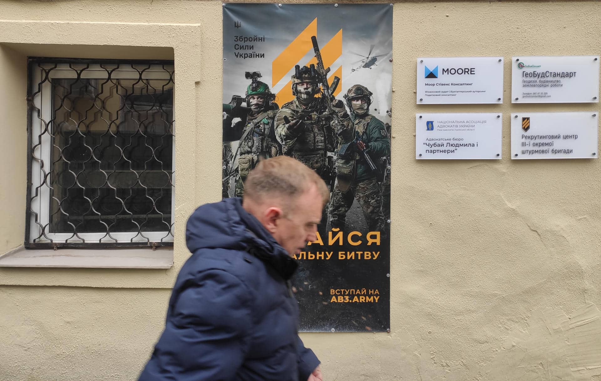 -Pancartas en el centro de Leópolis anunciando el servicio militar en el ejército ucraniano. Ucrania prepara nuevos pasos para reducir la escasez de soldados, ofreciendo mayor previsibilidad y motivación a los posibles reclutas, al tiempo que aborda los problemas causados por el creciente número de efectivos que abandonan las unidades sin autorización.-EFE/ Rostyslav Averchuk