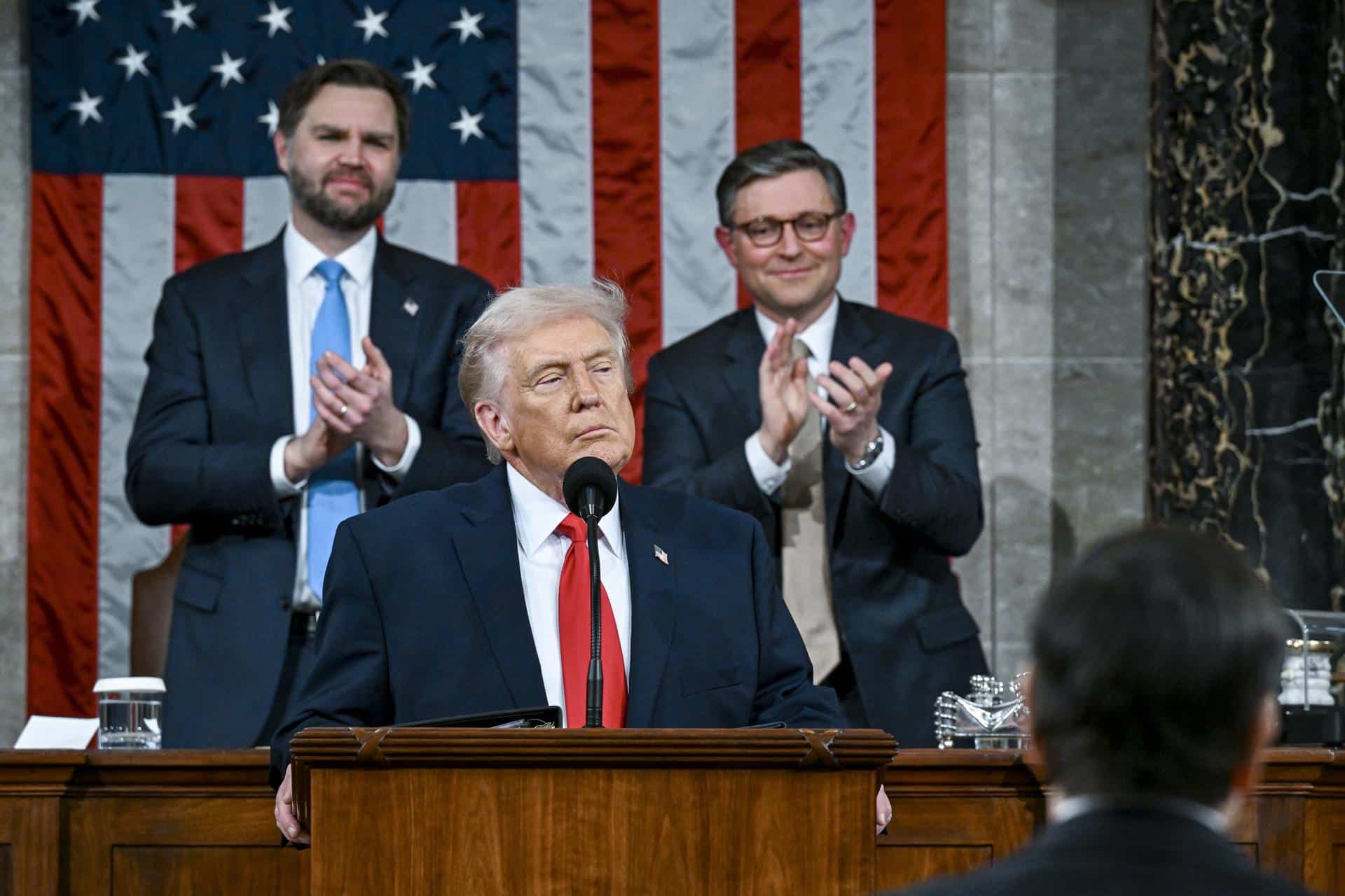 El presidente de Estados Unidos, Donald Trump, pronuncia el primer discurso sobre el Estado de la Unión de su segundo mandato ante una sesión conjunta del Congreso en la Cámara de Representantes del Capitolio de Estados Unidos en Washington. EFE/EPA/KENNY HOLSTON / POOL