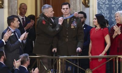 Eric Slover (c), recibe a condecoración de rol en la captura del expresidente venezolano Nicolás Maduro. EFE/EPA/JIM LO SCALZO