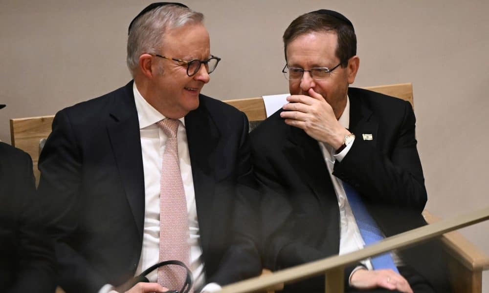 SÍDNEY (Australia), 10/02/2026.- El primer ministro australiano, Anthony Albanese (izq.), y el presidente israelí, Isaac Herzog (der.), en una ceremonia en honor a las víctimas del atentado terrorista de Bondi. EFE/EPA/BIANCA DE MARCHI AUSTRALIA AND NEW ZEALAND OUT