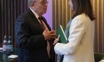 Fotografía tomada de la cuenta oficial de X de la Cancillería de Perú @CancilleríaPeru que muestra al ministro de Relaciones Exteriores de Perú, Hugo de Zela (i), hablando con la líder opositora venezolana María Corina Machado este jueves, en Washington (EE.UU). EFE/ @CancilleríaPeru