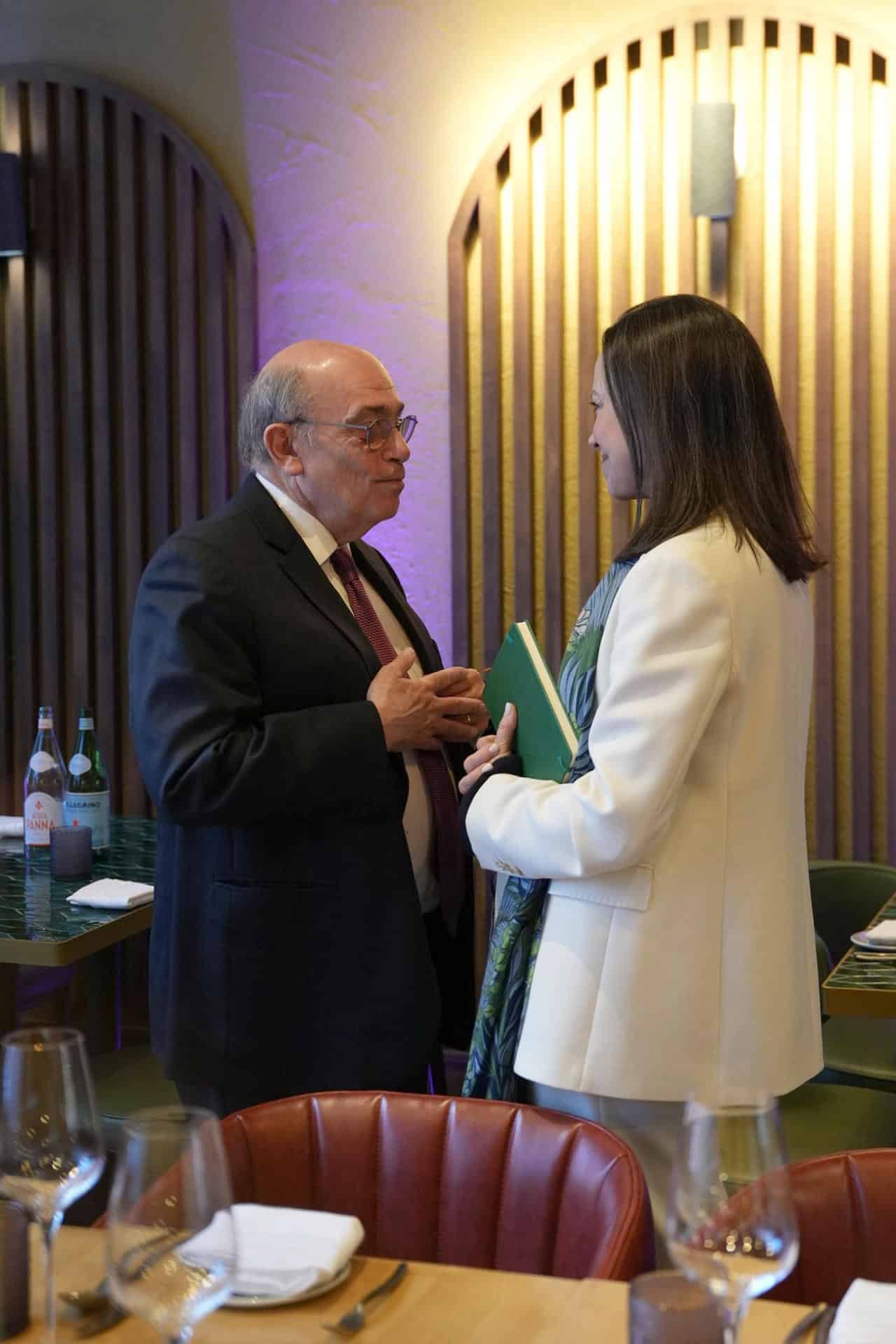 Fotografía tomada de la cuenta oficial de X de la Cancillería de Perú @CancilleríaPeru que muestra al ministro de Relaciones Exteriores de Perú, Hugo de Zela (i), hablando con la líder opositora venezolana María Corina Machado este jueves, en Washington (EE.UU). EFE/ @CancilleríaPeru