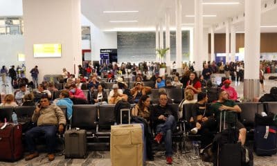 Pasajeros permaneces varados el lunes, en el Aeropuerto Internacional de la ciudad de Guadalajara (México). Imagen de archivo. EFE/ Francisco Guasco