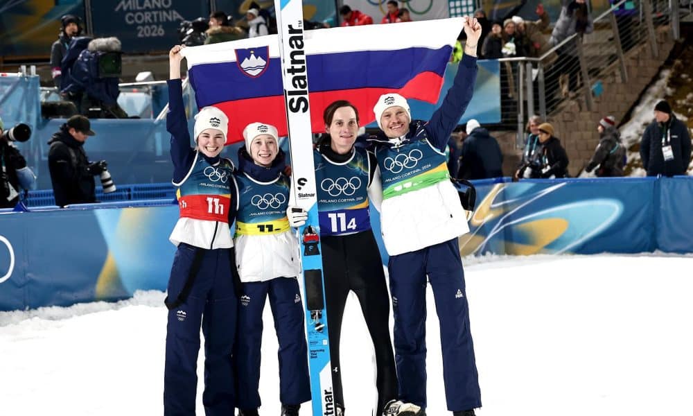 Nika (D) y Domen Prevc (I) Anze Lanisek y Nika Vodan (I), se proclamó campeona olímpica de saltos de esquí nórdico por equipos mixtos de los Juegos Olímpicos de Milán Cortina d'Ampezzo. EFE/EPA/FILIP SINGER