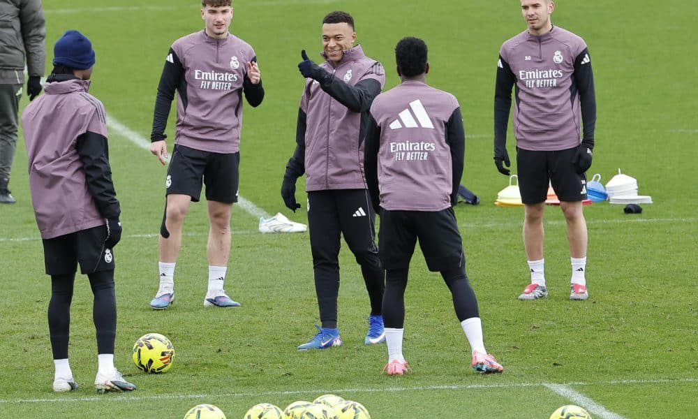 El delantero del Real Madrid Kylian Mbappé (c) asiste al entrenamiento del equipo en la Ciudad Deportiva de Valdebebas, este viernes, en preparación a su encuentro liguero contra la Real Sociedad, este sábado. EFE/ Mariscal