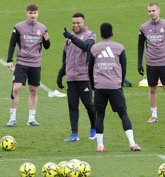 El delantero del Real Madrid Kylian Mbappé (c) asiste al entrenamiento del equipo en la Ciudad Deportiva de Valdebebas, este viernes, en preparación a su encuentro liguero contra la Real Sociedad, este sábado. EFE/ Mariscal
