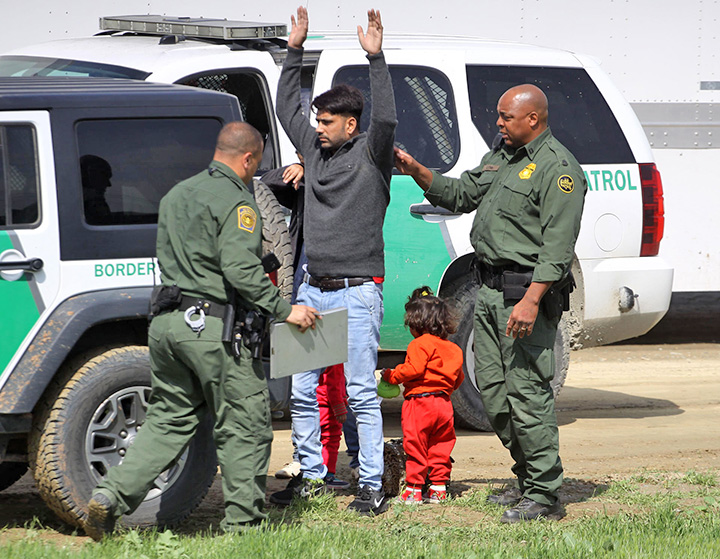 Trump evade su violenta estrategia migratoria