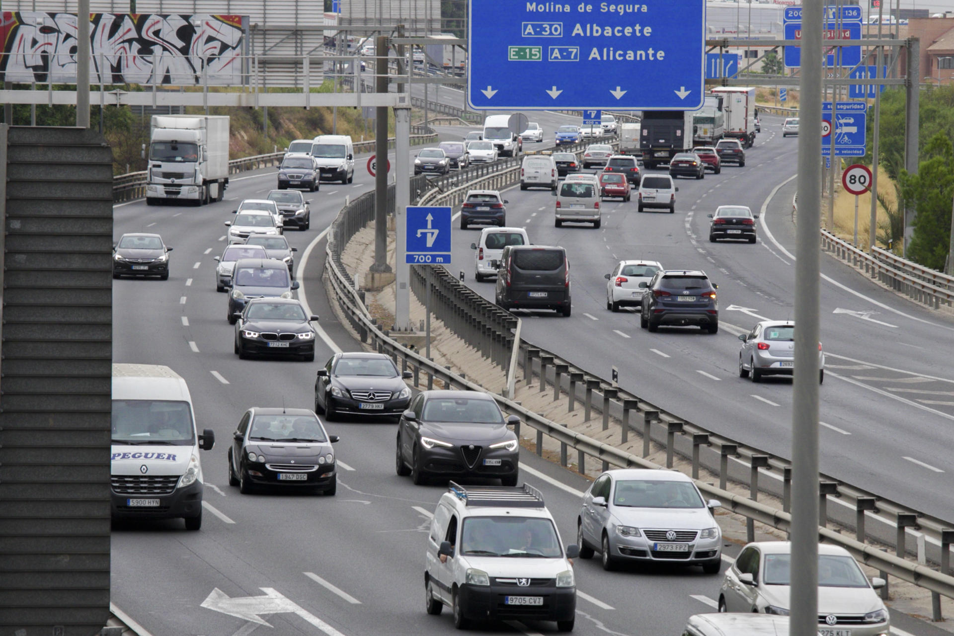 Vista del tráfico en la entrada a Murcia capital. EFE/Juan Carlos Caval