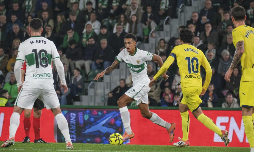 El delantero del Elche Álvaro Núñez (2i) controla el balón junto a Dani Parejo, del Villarreal, durante el partido de fútbol de LaLiga entre el Elche CF y el Villarreal, disputado el pasado 3 de enero en el estadio Martínez Valero. EFE / Pablo Miranzo