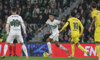 El delantero del Elche Álvaro Núñez (2i) controla el balón junto a Dani Parejo, del Villarreal, durante el partido de fútbol de LaLiga entre el Elche CF y el Villarreal, disputado el pasado 3 de enero en el estadio Martínez Valero. EFE / Pablo Miranzo