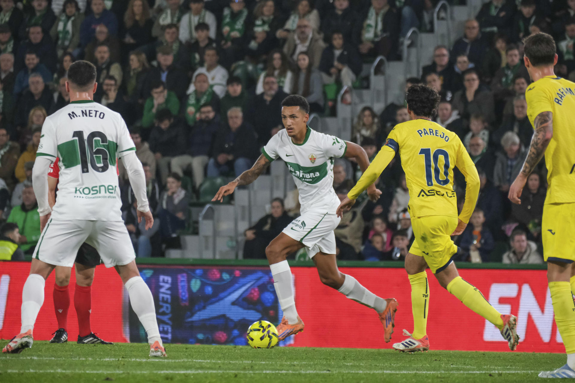 El delantero del Elche Álvaro Núñez (2i) controla el balón junto a Dani Parejo, del Villarreal, durante el partido de fútbol de LaLiga entre el Elche CF y el Villarreal, disputado el pasado 3 de enero en el estadio Martínez Valero. EFE / Pablo Miranzo