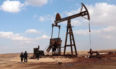 Funcionarios sirios se encuentran frente a uno de los pozos de petróleo en el campo petrolífero de Al-Omar después de la retirada de las Fuerzas Democráticas Sirias (SDF) lideradas por los kurdos del campo de Deir Ezzor, Siria, 19 de enero de 2026. EFE/EPA/MOHAMMED AL-RIFAI