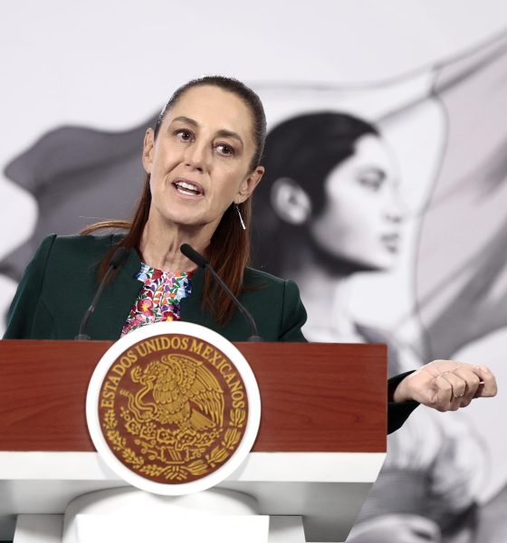 La presidenta de México, Claudia Sheinbaum, habla en una rueda de prensa este jueves en Palacio Nacional de la Ciudad de México (México). EFE/José Méndez