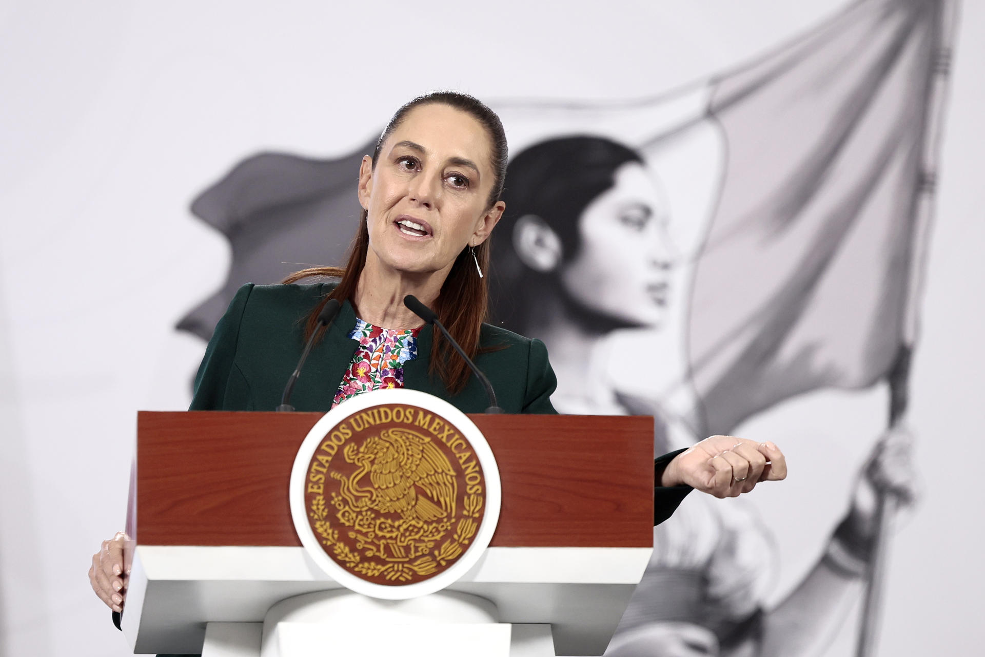 La presidenta de México, Claudia Sheinbaum, habla en una rueda de prensa este jueves en Palacio Nacional de la Ciudad de México (México). EFE/José Méndez