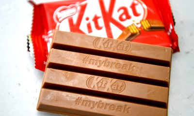 Imagen de archivo de una barra de chocolate KitKat de Nestle en una mesa en Londres. EFE/ Neil Hall