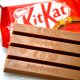 Imagen de archivo de una barra de chocolate KitKat de Nestle en una mesa en Londres. EFE/ Neil Hall