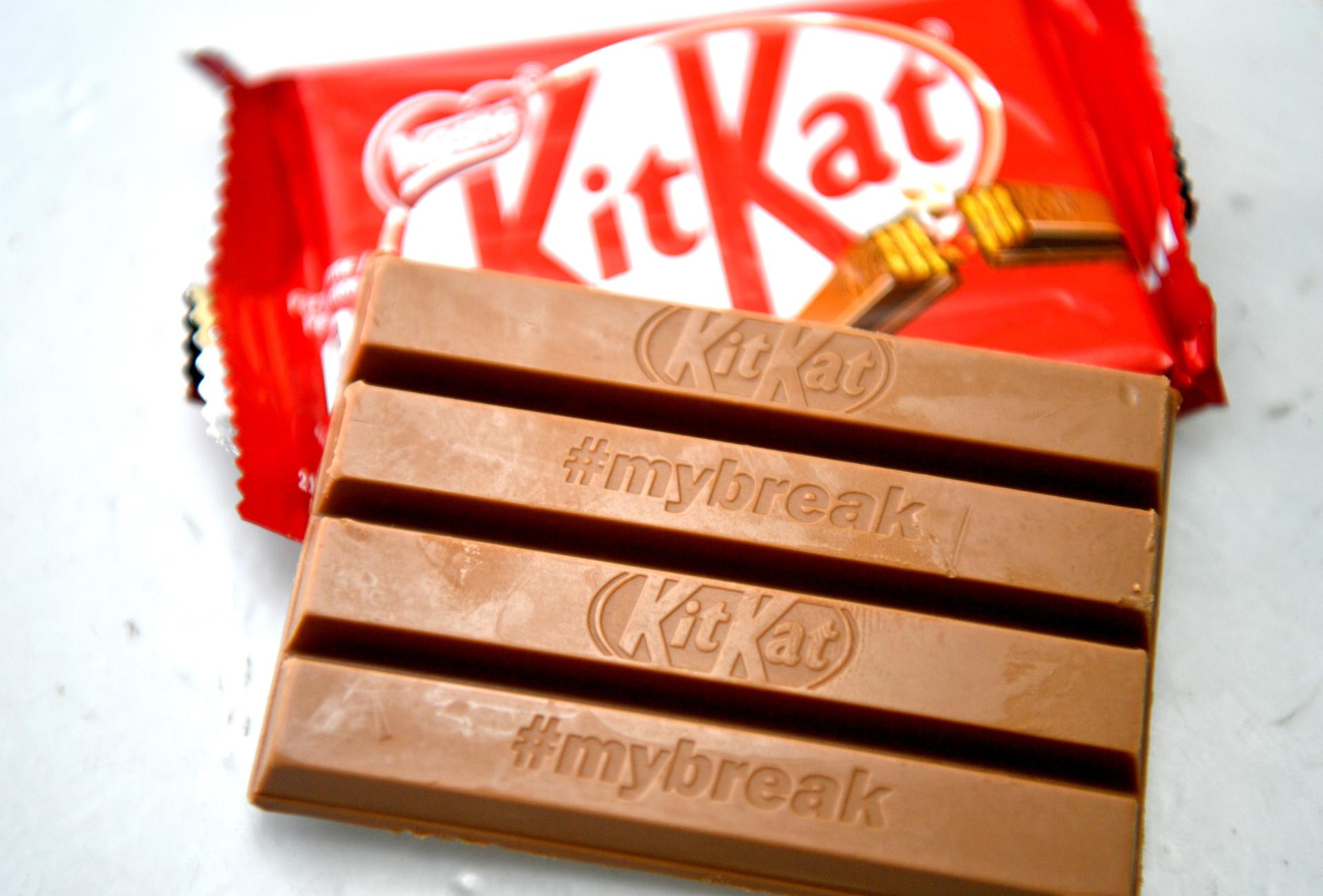 Imagen de archivo de una barra de chocolate KitKat de Nestle en una mesa en Londres. EFE/ Neil Hall